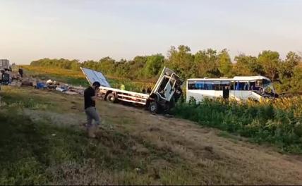 Автобус столкнулся с фурой под Волгоградом: очень много жертв