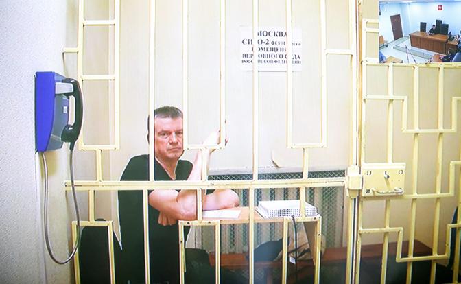 На фото: начальник главного управления кадров Минобороны РФ генерал-лейтенант Юрий Кузнецов (на экране) в режиме трансляции по видеосвязи из СИЗО