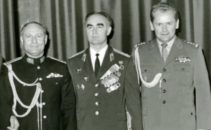 На фото: полковник А.Никифоров (в центре) вместе коллегами - военными атташе других стран.