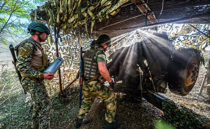 На фото: военнослужащие во время работы расчета гаубицы Д-30