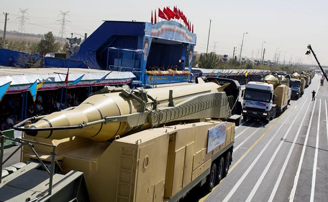 На фото: военные машины с ракетами Ghadr-H