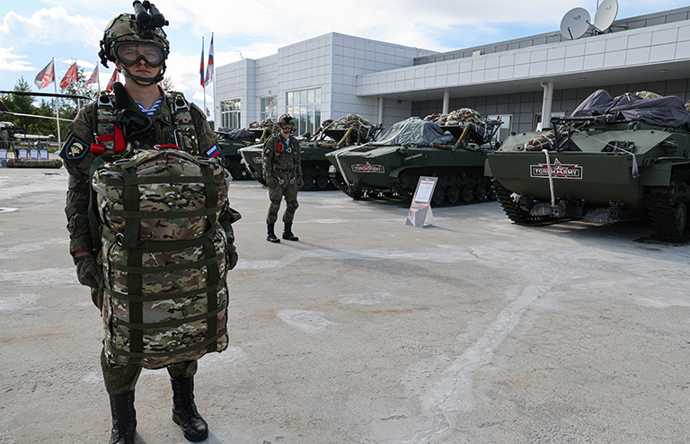 На фото: участники Международного военно-технического форума "Армия-2024" в конгрессно-выставочном центре "Патриот"