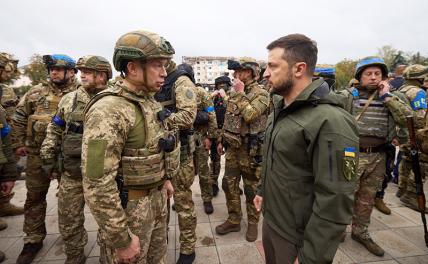 На фото: главнокомандующий Вооружённых сил Украины Александр Сырский и президент Украины Владимир Зеленский(слева направо)