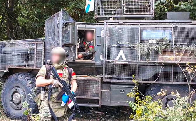 На фото: трофейная техника ВСУ в Курской области. Российские военнослужащие 810-й отдельной бригады морской пехоты Черноморского флота у колесной боевой бронированной машины ВСУ Roshel Senator канадского производства.