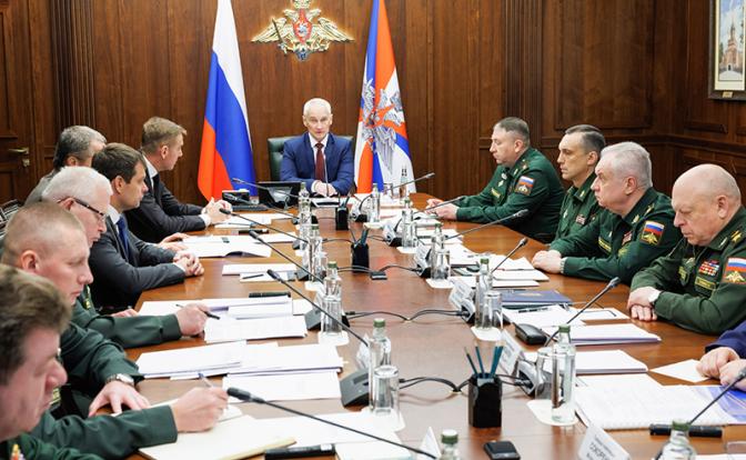 На фото: министр обороны РФ Андрей Белоусов (в центре) во время совещания по вопросам обеспечения безопасности населения и объектов инфраструктуры на приграничных территориях страны