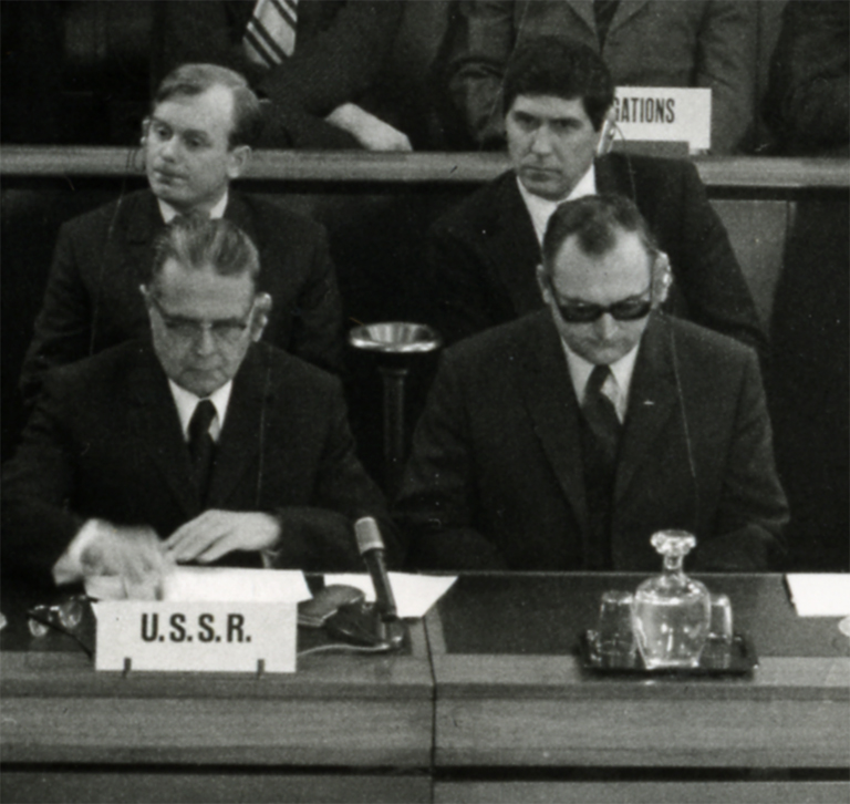 На фото: заседание Комитета по разоружению в Женеве. 1970 г. На переднем плане делегация СССР. Во втором ряду справа - В. Калинин.
