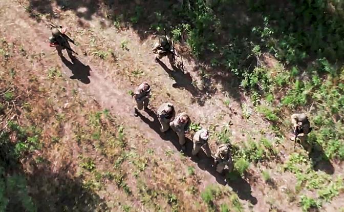 На фото: взятие в плен военнослужащих ВСУ в Курской области.