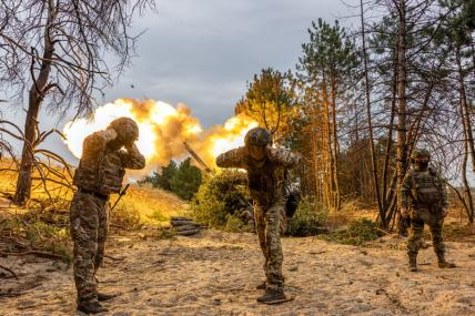 На фото: российские военнослужащие во время боевой работы в зоне проведения специальной военной операции.