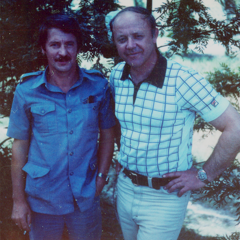 На фото: Александр Калинин с Юрием Сенкевичем. Катманду. 1982 г.