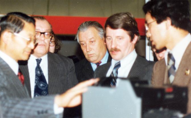 На фото: Александр Калинин (второй справа) на выставке в Сокольниках, 1978 год.