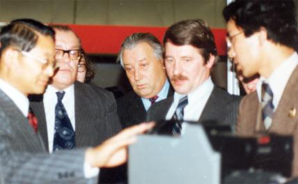 На фото: Александр Калинин (второй справа) на выставке в Сокольниках, 1978 год.