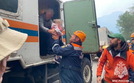 Более 200 туристов спасли из мощного пожара в Домбае