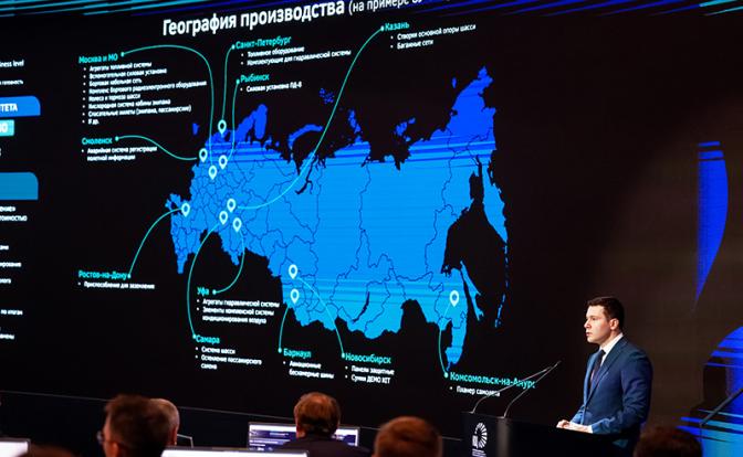 На фото: министр промышленности и торговли РФ Антон Алиханов во время стратегической сессии по национальному проекту "Промышленное обеспечение транспортной мобильности" в Координационном центре правительства РФ.