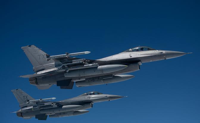 На фото: истребители F-16