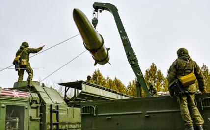 На фото: военнослужащие ракетного соединения и оперативно-тактический ракетный комплекс (ОТРК) "Искандер-М"