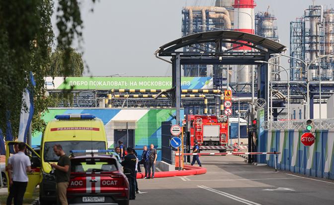 На фото: машины экстренных служб у нефтеперерабатывающего завода (НПЗ) Капотня, где произошло возгорание