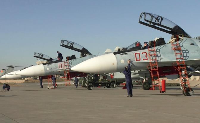 На фото: многоцелевые истребители Су-30СМ