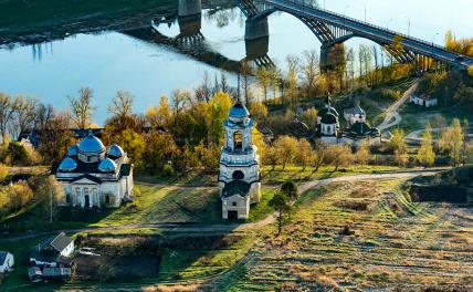 На фото: Борисоглебский собор (слева), в центре - колокольня церкви Спаса (имеется в виду собор святых равноапостольных, 1827 г.), церковь Рождества Пресвятой Богородицы, часовня Александра Невского (справа сзади), Старицкий мост и река Волга, Старица