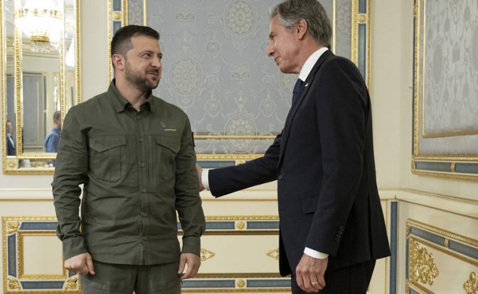 На фото: президент Украины Владимир Зеленский и госсекретарь США Энтони Блинкен (слева направо)