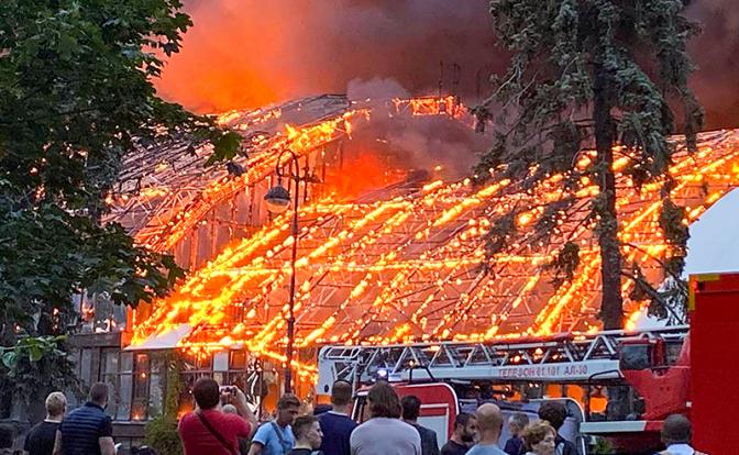 На фото: горящая крыша здания бывшего спорткомплекса в Петроградском район