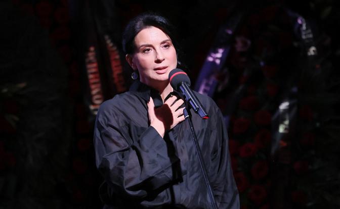 На фото: актриса и телеведущая Екатерина Стриженова во время прощания с телеведущим Александром Масляковым в концертном зале "Планеты КВН".