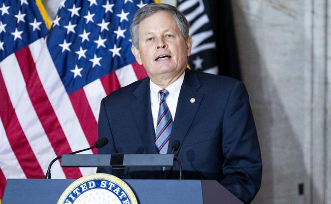 На фото: американский сенатор-республиканец от штата Монтана Стив Дэйнс