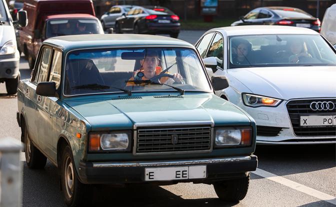 На фото: автомобиль ВАЗ-2107 "Жигули"