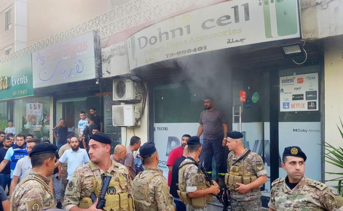 На фото: ливанские солдаты собираются возле поврежденного магазина мобильных телефонов после того, что, как предполагается, стало результатом взрыва рации внутри него, в южном портовом городе Сидон, Ливан.