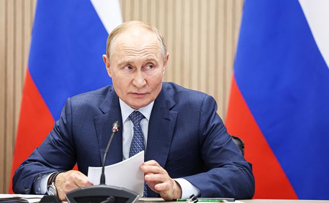 На фото: президент России Владимир Путин на заседании Военно-промышленной комиссии (ВПК) по вопросу развития беспилотных авиационных систем специального назначения.