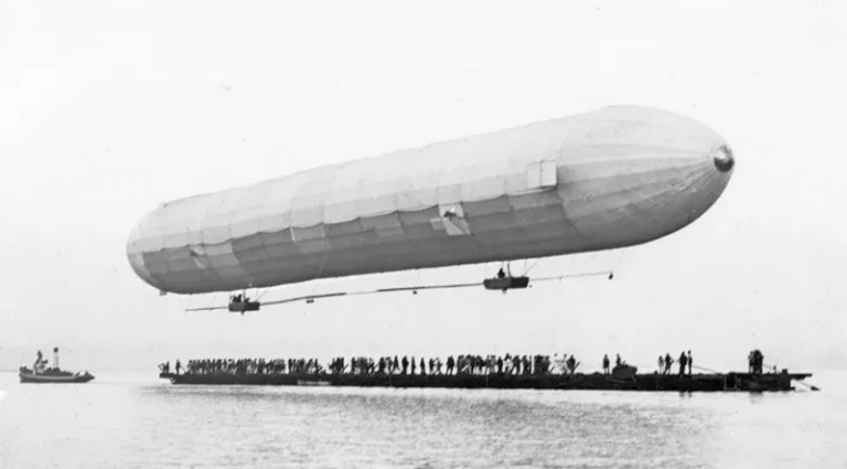 На фото: LZ 1 – первый Zeppelin. 2 июля 1900 года LZ 1, первый дирижабль, построенный Цеппелином и его командой, поднялся над Боденским озером для первого испытательного полета. Всего было совершено три подъема этой модели, прежде чем она была разобрана в том же году по финансовым причинам, а операционная компания была ликвидирована.