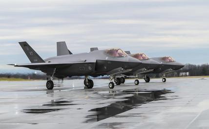 На фото: истребители F-35 Lightning II».