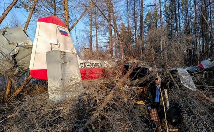 На фото: самолет Ан-3 авиакомпании "Борус", совершивший аварийную посадку в 1,5 км от города Олекминск