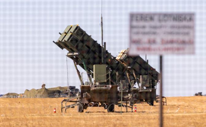 На фото: американские зенитно-ракетные комплексы MIM-104 "Пэтриот".