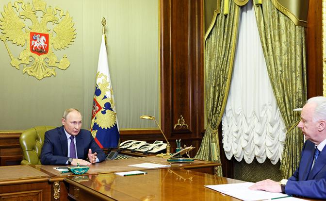 На фото: президент РФ Владимир Путин и председатель Следственного комитета РФ Александр Бастрыкин (слева направо)