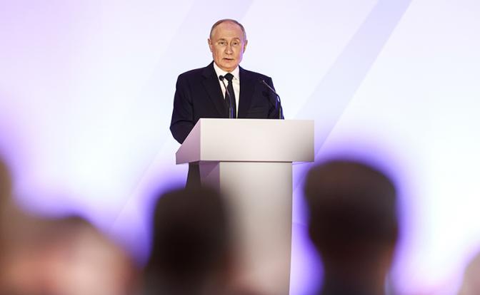 На фото: президент РФ Владимир Путин на XIII съезде Федерации независимых профсоюзов России (ФНПР) в Доме Союзов.