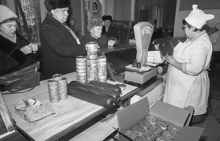 На фото: покупатели выбирают товар из традиционного набора продуктов, 1990 год.