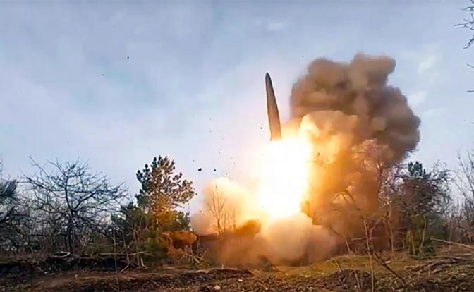 На фото: пуск ракеты расчетом оперативно-тактических ракетных комплексов (ОТРК) "Искандер"