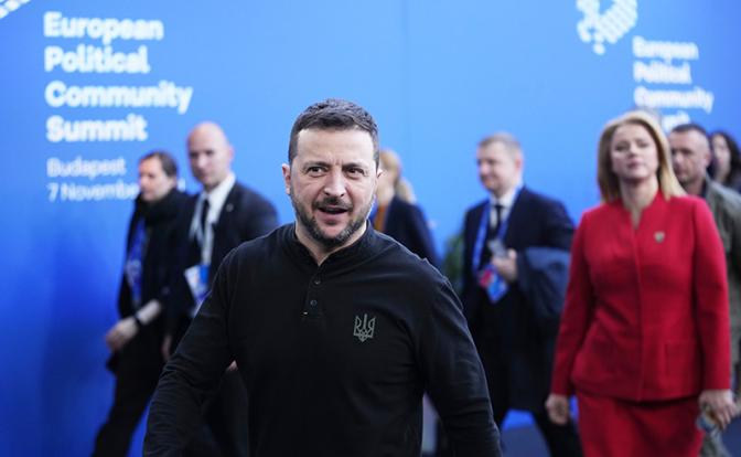 На фото: президент Украины Владимир Зеленский перед началом двухдневного саммита Европейского политического сообщества