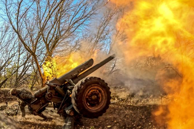 На фото: военнослужащий артиллерийского подразделения в зоне СВО.