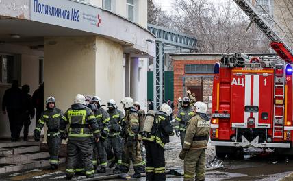 На фото: сотрудники МЧС России во время тушения пожара в поликлинике №2 Центральной городской больницы №3.