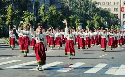 На фото: участницы шествия на улицах города во время Праздника танца и песни, Латвийская ССР. Рига