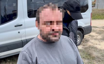 На фото: задережание мужчины, совершившего теракт в отношении офицера ВМФ Валерия Транковского в Севастополе.