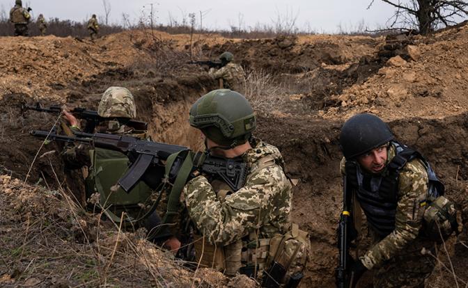 Independent: «На солдат ВСУ, сидящих в окопах под Курахово, смотреть больно. Завтра их уже не будет»