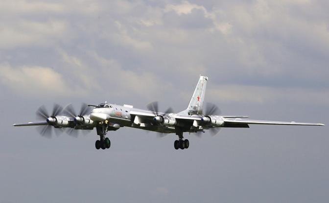 На фото: стратегический бомбардировщик Ту-95МСМ