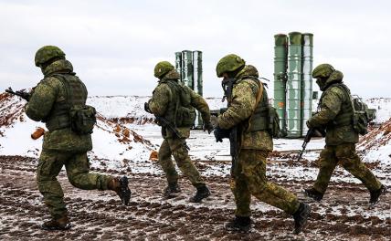 На фото: военнослужащие боевых расчетов зенитных ракетных комплексов (ЗРК) С-400 "Триумф" из состава соединения противовоздушной обороны армии, заступившие на боевое дежурство.