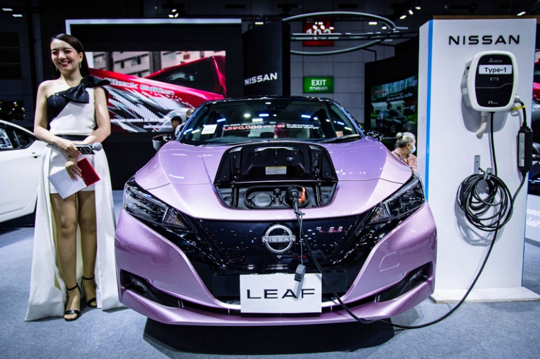 На фото: во время презентации автомобиля Nissan Leaf.