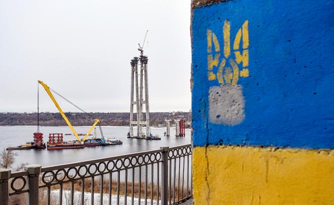 На фото: во время установки временных опор вантового моста через реку Днепр.