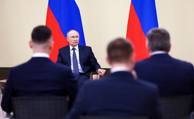 На фото: президент РФ Владимир Путин во время встречи с участниками IV Конгресса молодых ученых в резиденции Ново-Огарево.