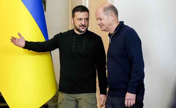 На фото: президент Украины Владимир Зеленский и канцлер Германии Олаф Шольц (справа налево)