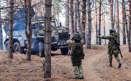 На фото: военнослужащие артиллерийского дивизиона морской пехоты Северного флота ВМФ России в составе группировки войск "Днепр" во время работы расчета реактивной системы залпового огня (РСЗО) "Град" в зоне проведения специальной военной операции.